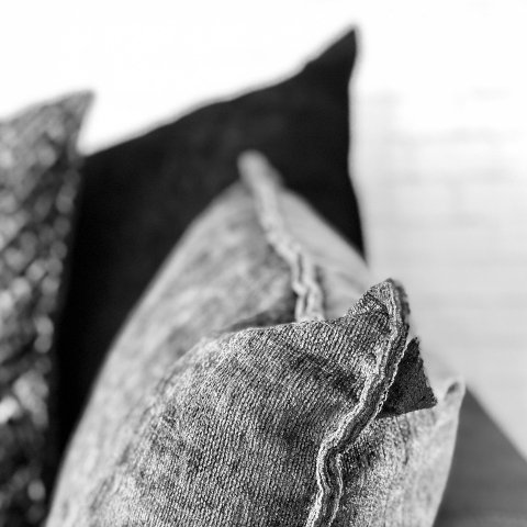 Welur i aksamit we współczesnym wnętrzu: sofa, poduszki i zasłony – jak łączyć z minimalizmem