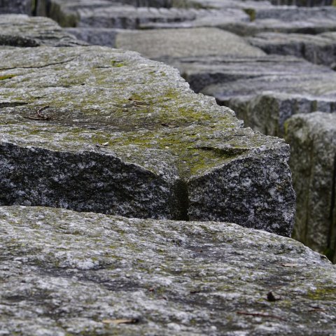 Kamień naturalny kontra sztuczny: granit, kwarc i spieki – który wybrać do kuchni i łazienki?