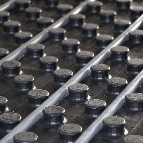 Ogrzewanie podłogowe: elektryczne czy wodne – koszty, montaż i opłacalność w każdym pomieszczeniu