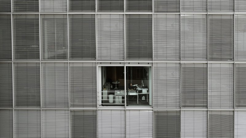 Zdjęcie: Zasłony czy rolety do salonu i sypialni – porównanie